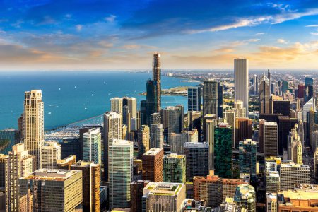 Téléchargez les photos : Paysage urbain aérien panoramique de Chicago et du lac Michigan au coucher du soleil, Illinois, États-Unis - en image libre de droit