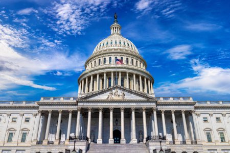 Foto de El edificio del Capitolio de los Estados Unidos en un día de verano en Washington DC, EE.UU. - Imagen libre de derechos