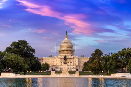 Téléchargez les photos : Bâtiment du Capitole des États-Unis et piscine réfléchissante du Capitole au coucher du soleil la nuit à Washington DC, États-Unis - en image libre de droit