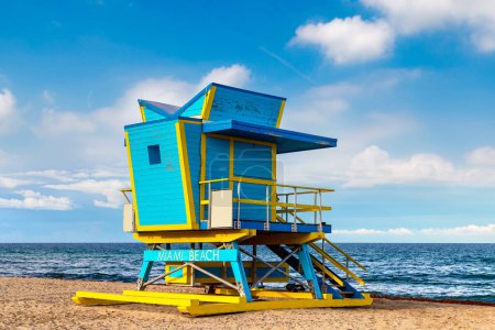 Téléchargez les photos : Tour de sauvetage à Miami Beach, plage sud par une journée ensoleillée, Floride - en image libre de droit