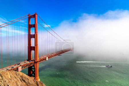 Foto de Golden Gate Bridge rodeado de niebla en San Francisco, California, EE.UU. - Imagen libre de derechos