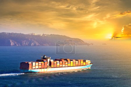 Foto de Container cargo ship in San Francisco Bay in San Francisco at sunset, California, EE.UU. - Imagen libre de derechos