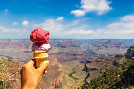 Téléchargez les photos : Main d'homme tenant une crème glacée au parc national du Grand Canyon par une journée ensoleillée, Arizona, USA - en image libre de droit