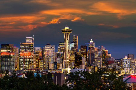 Foto de Vista panorámica del paisaje urbano de Seattle por la noche, Washington, EE.UU. - Imagen libre de derechos