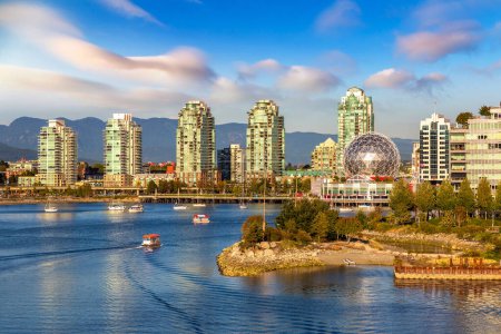 Téléchargez les photos : Vue aérienne panoramique de Vancouver et de false Creek par une journée ensoleillée à Vancouver, Canada - en image libre de droit