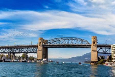 Foto de Puente de Burrard Street en un día soleado en Vancouver, Canadá - Imagen libre de derechos