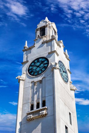 Téléchargez les photos : Tour de l'Horloge (Tour de l'Horloge) à Montréal par temps ensoleillé, Québec, Canada - en image libre de droit