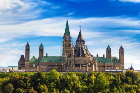 Téléchargez les photos : Parlement canadien à Ottawa par une journée ensoleillée, Canada - en image libre de droit