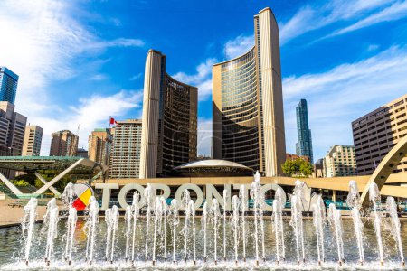 Foto de Toronto signo y ayuntamiento en Nathan Phillips Square en Toronto en un día soleado, Ontario, Canadá - Imagen libre de derechos
