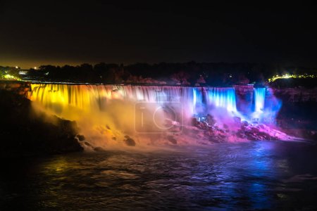 Téléchargez les photos : Vue latérale canadienne des chutes Niagara, des chutes American la nuit à Niagara Falls, Ontario, Canada - en image libre de droit