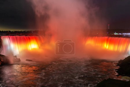 Foto de Vista lateral canadiense de Niagara Falls, Horseshoe Falls por la noche en Niagara Falls, Ontario, Canadá - Imagen libre de derechos