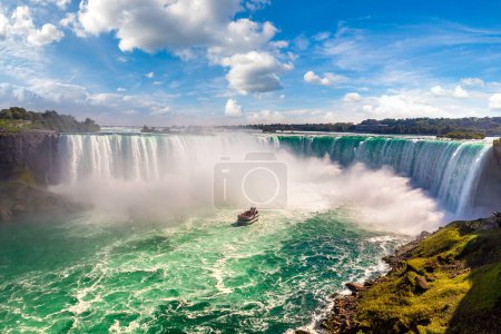 Vue latérale canadienne des chutes Niagara, des chutes Horseshoe et des excursions en bateau par une journée ensoleillée à Niagara Falls, Ontario, Canada