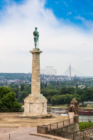 Téléchargez les photos : Le monument de Pobednik et la forteresse Kalemegdan à Belgrade, Serbie par une belle journée d'été - en image libre de droit