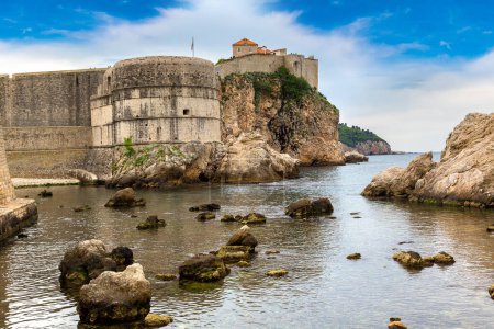 Téléchargez les photos : Vieille ville Dubrovnik par une belle journée d'été, Croatie - en image libre de droit