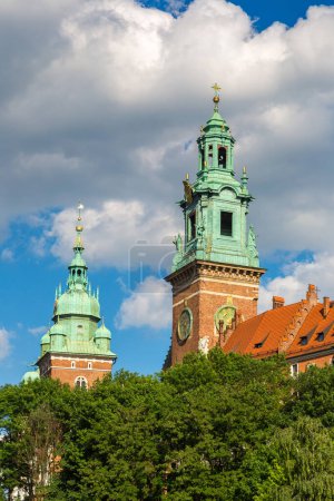 Téléchargez les photos : Château royal de Wawel à Cracovie par une belle journée d'été, Pologne - en image libre de droit
