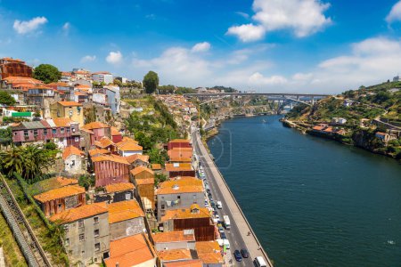 Foto de Vista aérea panorámica de Oporto en un hermoso día de verano, Portugal - Imagen libre de derechos