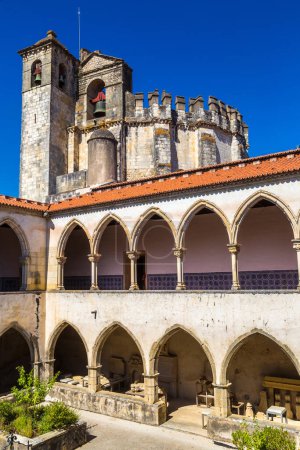 Téléchargez les photos : Place centrale du château templier médiéval intérieur à Tomar par une belle journée d'été, Portugal - en image libre de droit