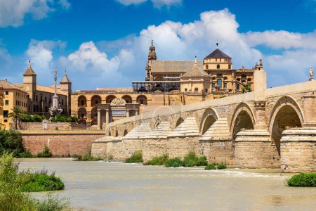 Téléchargez les photos : La Grande Mosquée (Cathédrale de Mezquita) et le Pont Romain sur la rivière Guadalquivir à Cordoue par une belle journée d'été, Espagne - en image libre de droit
