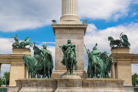 Téléchargez les photos : Millenium Monument in Heroes Square à Budapest en Hongrie par une belle journée d'été - en image libre de droit