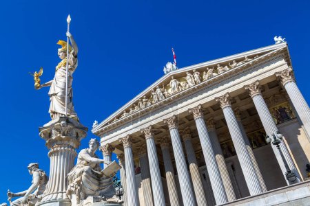 Téléchargez les photos : Parlement autrichien à Vienne, Autriche par une belle journée d'été - en image libre de droit