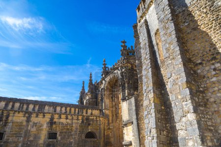Foto de Puerta manuelina del Convento de Cristo en el castillo medieval templario de Tomar en un hermoso día de verano, Portugal - Imagen libre de derechos