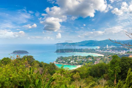 Téléchargez les photos : Panorama de Karon View Point à Phuket en Thaïlande dans une journée d'été - en image libre de droit