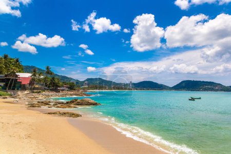 Téléchargez les photos : Patong beach on Phuket island, Thailand in a sunny day - en image libre de droit