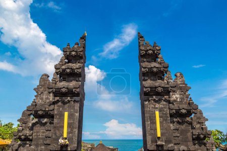 Foto de Tanah Lot templo puertas en Bali, Indonesia en un día soleado - Imagen libre de derechos