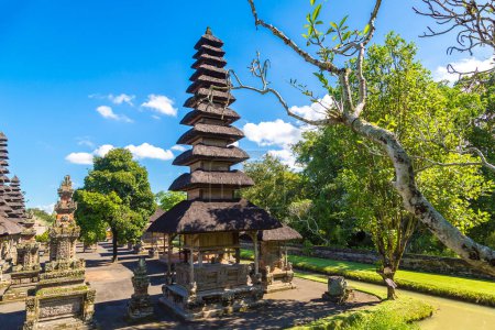 Foto de Templo Taman Ayun en Bali, Indonesia en un día soleado - Imagen libre de derechos