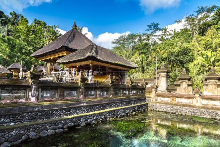 Pool mit Weihwasser im Tempel Pura Tirta Empul auf Bali, Indonesien