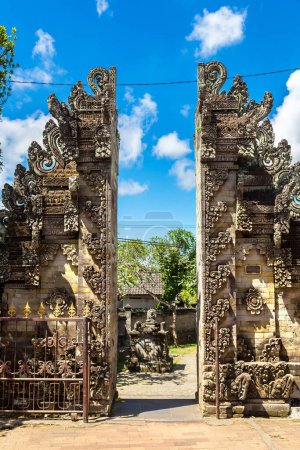 Téléchargez les photos : Temple Pura Desa Batuan à Bali, Indonésie par une journée ensoleillée - en image libre de droit