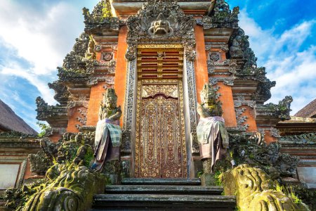 Téléchargez les photos : Temple Saraswati à Ubud sur Bali, Indonésie par une journée ensoleillée - en image libre de droit