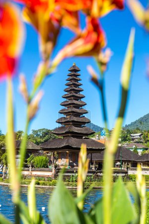 Téléchargez les photos : Pura Ulun Danu Beratan Temple Bedugul sur un lac à Bali, Indonésie - en image libre de droit