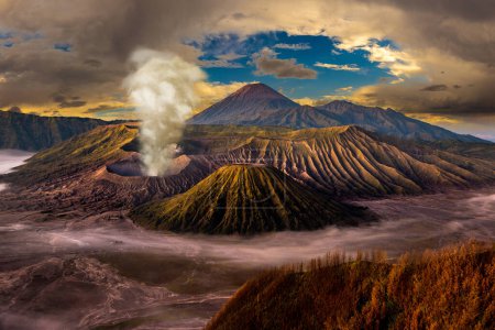 Téléchargez les photos : Lever de soleil au volcan Bromo, île de Java, Indonésie. Vue aérienne panoramique - en image libre de droit