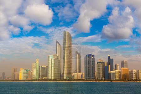 Foto de Abu Dhabi Skyline en un día de verano, Emiratos Árabes Unidos - Imagen libre de derechos