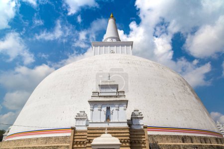 Téléchargez les photos : White Ruwanwelisaya stupa in Sri Lanka in a sunny day - en image libre de droit