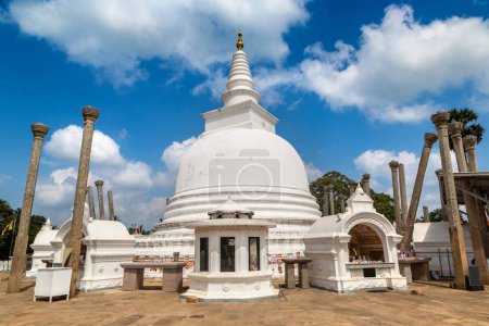 Foto de Thuparamaya dagoba (stupa) en un día de verano, Sri Lanka - Imagen libre de derechos