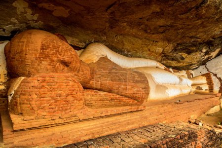 Téléchargez les photos : Unfinished reclining Buddha statue located on Pidurangala rock near Lion Rock in Sigiriya in a sunny day, Sri Lanka - en image libre de droit