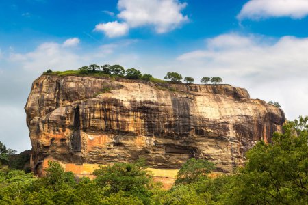 Téléchargez les photos : Lion Rock à Sigiriya par une journée ensoleillée, Sri Lanka - en image libre de droit