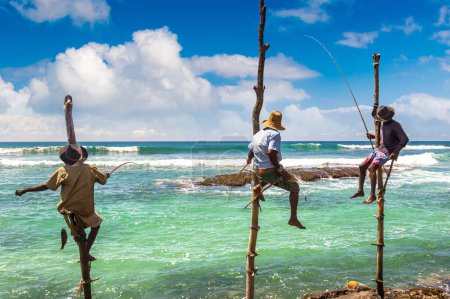 Foto de Pescador local pescando de manera tradicional en la playa de Sri Lanka - Imagen libre de derechos