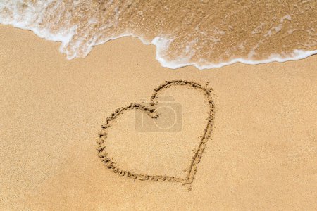 Foto de Símbolo del corazón escrito en una playa tropical - Imagen libre de derechos