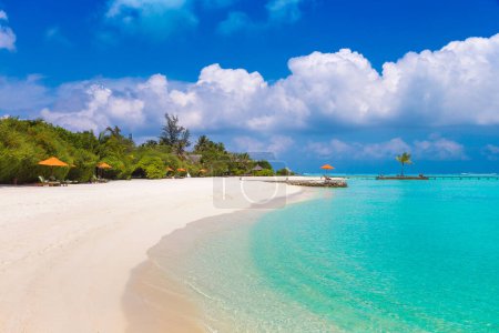 Foto de Playa tropical en las Maldivas en el día de verano - Imagen libre de derechos
