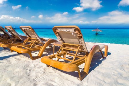 Téléchargez les photos : Chaise longue et parasol (parasol) à la plage tropicale paradisiaque de l'océan par une journée ensoleillée d'été - en image libre de droit