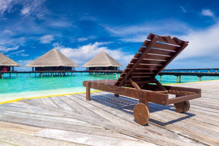 Foto de Tumbonas (tumbonas) en un lujoso resort de playa tropical en un soleado día de verano - Imagen libre de derechos