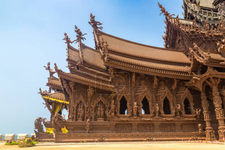 Téléchargez les photos : Sanctuaire de la Vérité à Pattaya, Thaïlande dans une journée d'été - en image libre de droit