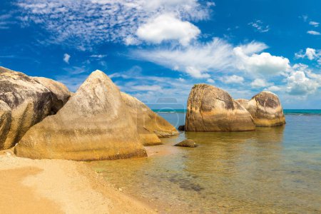Téléchargez les photos : Belle plage tropicale rocheuse dans une journée d'été - en image libre de droit