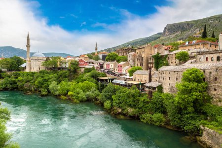 Téléchargez les photos : Centre historique de Mostar par une belle journée d'été, Bosnie-Herzégovine - en image libre de droit