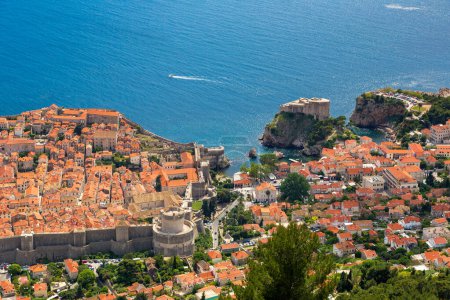 Foto de Vista aérea de la ciudad vieja de Dubrovnik en un hermoso día de verano, Croacia - Imagen libre de derechos