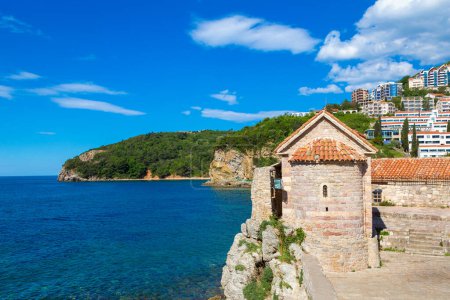 Foto de Ciudadela en el casco antiguo de Budva en un hermoso día de verano, Montenegro - Imagen libre de derechos