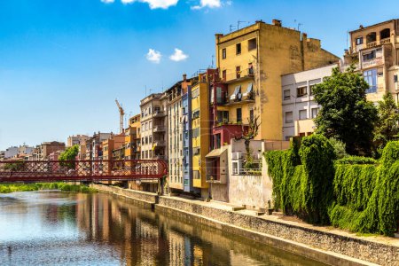 Foto de Casas coloridas y puente Eiffel en Girona, en un hermoso día de verano, Cataluña, España - Imagen libre de derechos